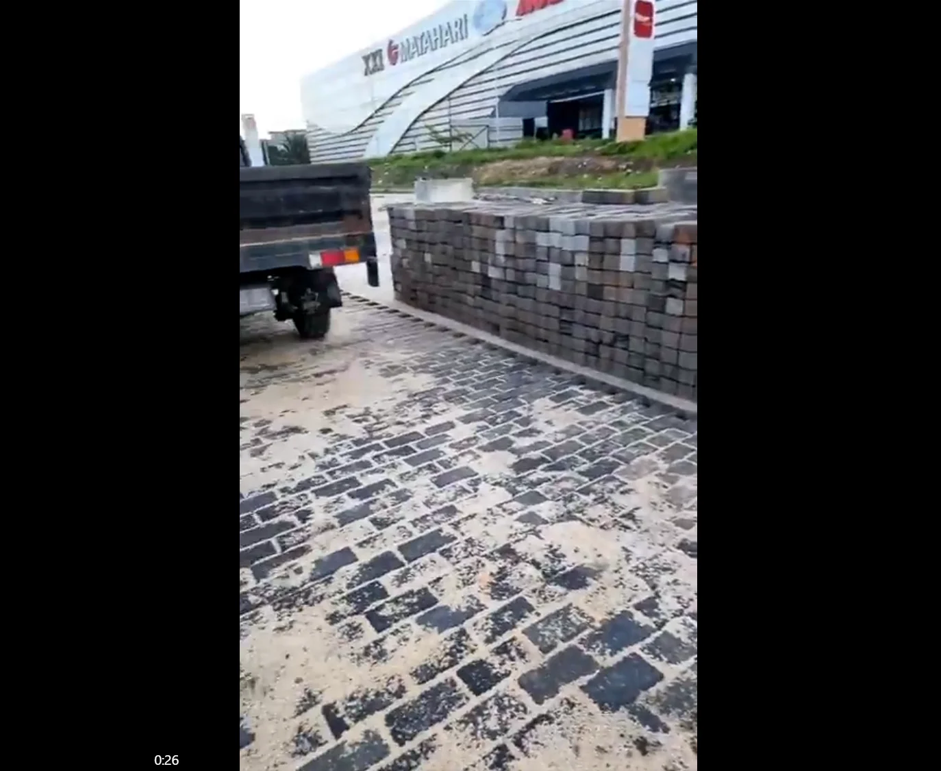 Pemasangan Paving Block untuk Halaman City Mall Dumai