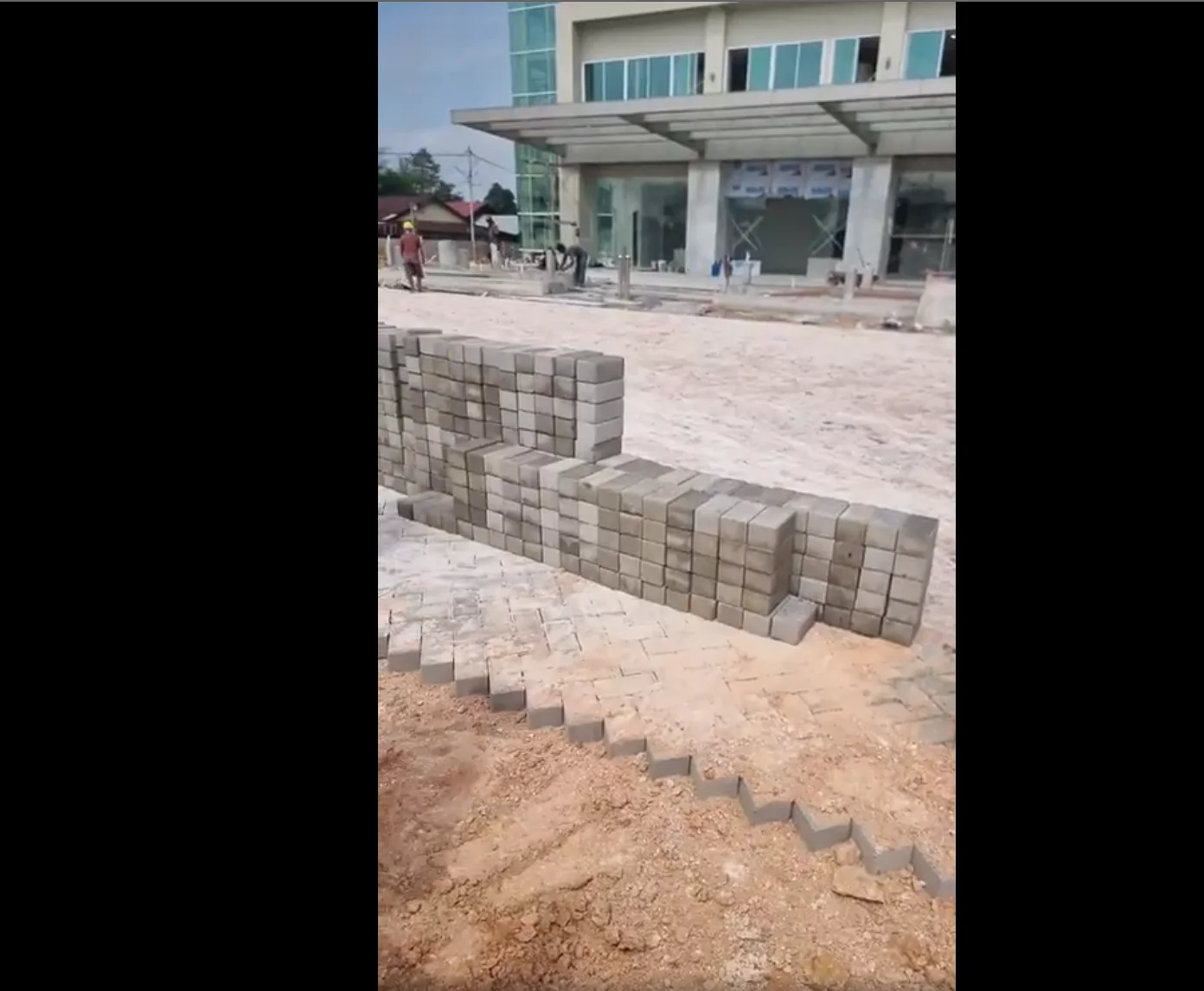 Pemasangan Paving Block untuk Halaman Rumah Sakit Awal Bros Dumai