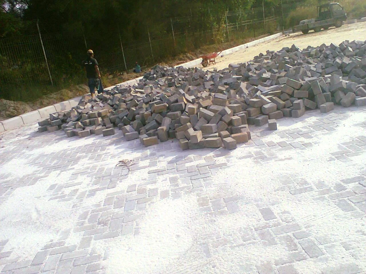 Pemasangan Paving Block untuk Halaman Area Pelabuhan
