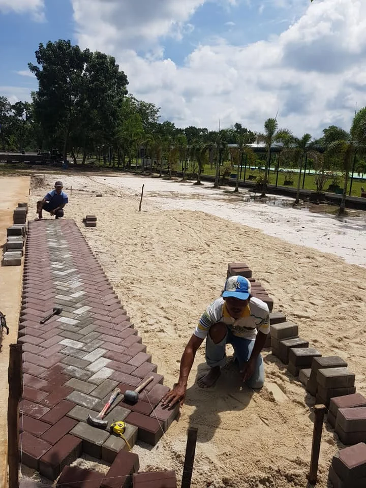 Pemasangan Paving Block Halaman Masjid Al-Muhajirin Pertamina Dumai