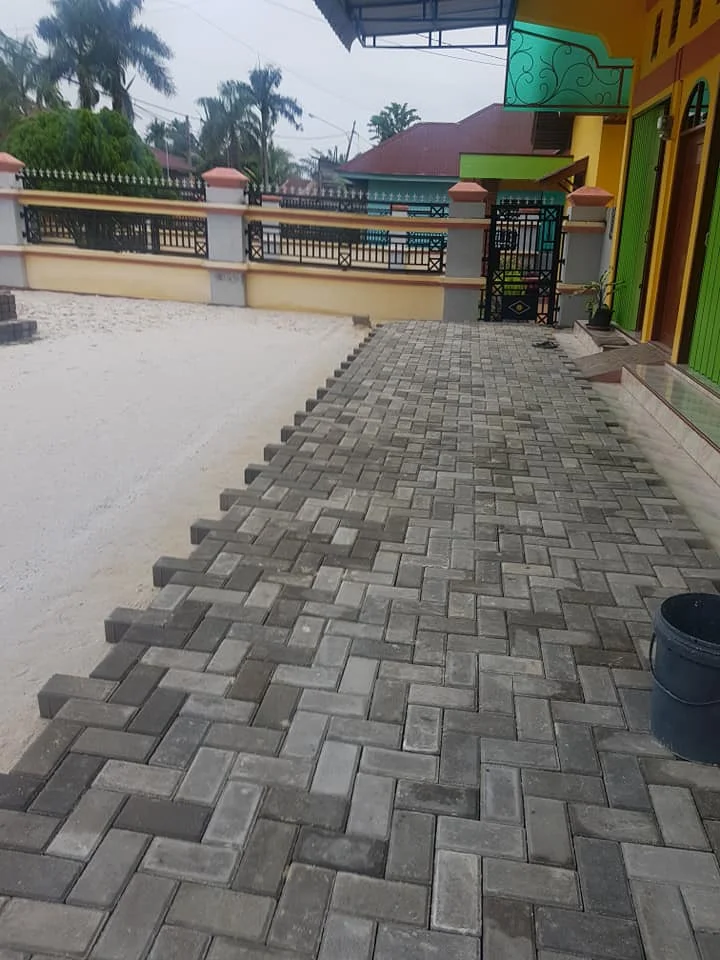 Pemasangan Paving Block untuk Halaman Perumahan Depan Lembaga Dumai