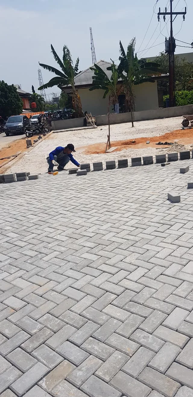 Pemasangan Paving Block untuk Halaman SMP Negeri 2 Dumai