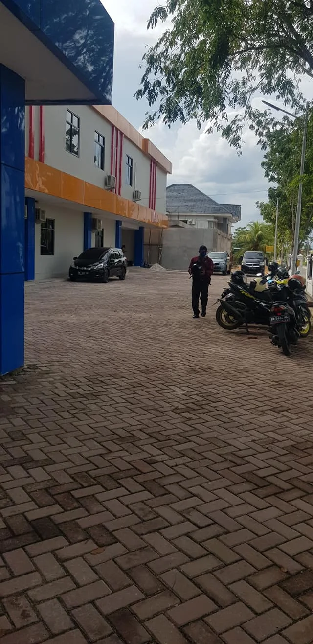 Pemasangan Paving Block untuk Halaman Rumah Sakit Graha Yasmine Dumai