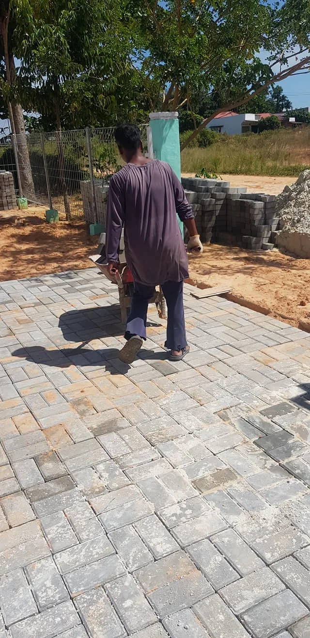 Pemasangan Paving Block untuk Halaman Kantor Dinas