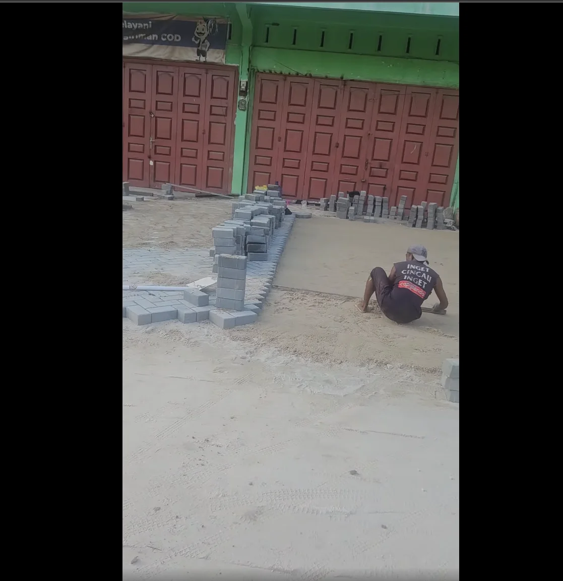 Pemasangan Paving Block untuk Halaman Ruko Kelakap Tujuh